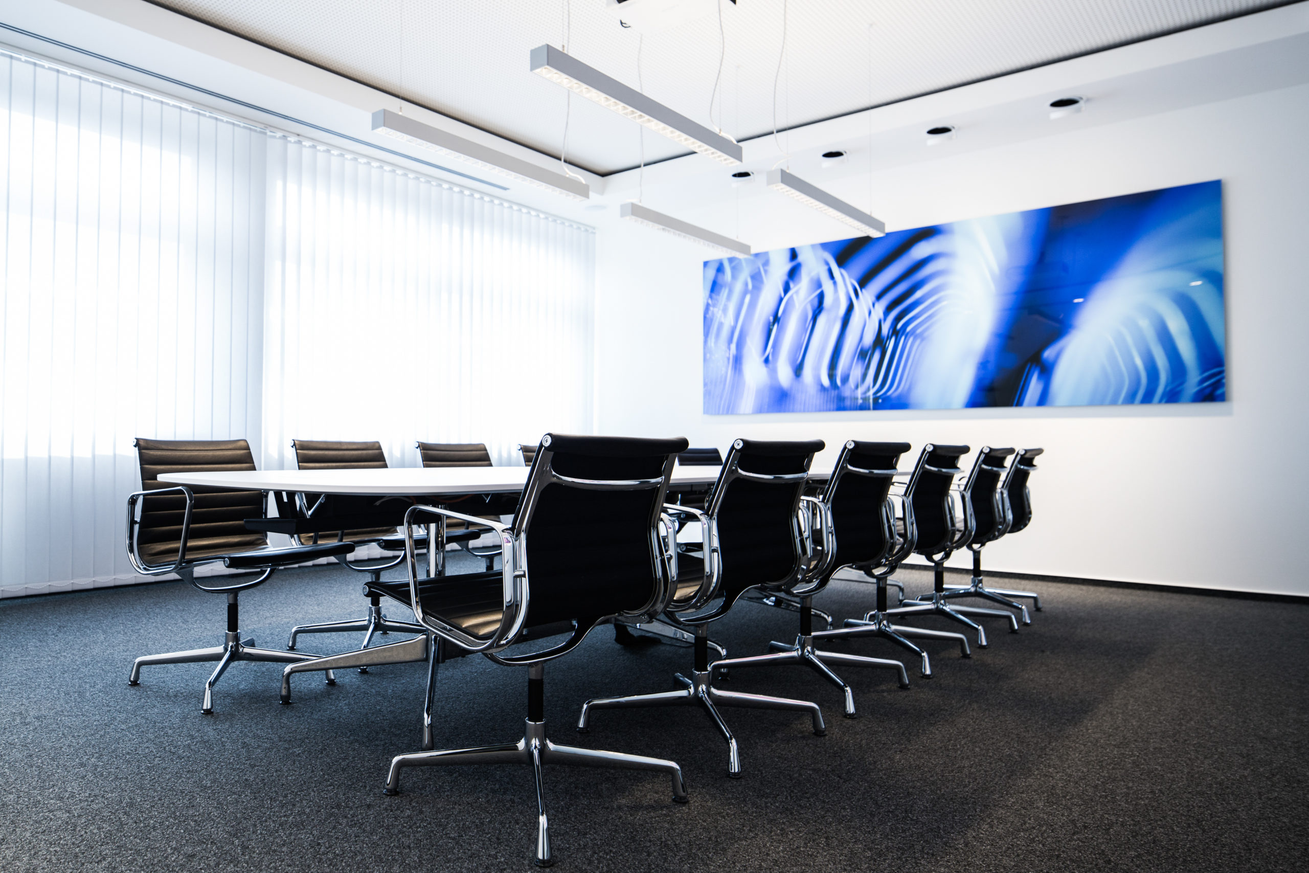 Konferenzraum mit blauem Wandgemälde