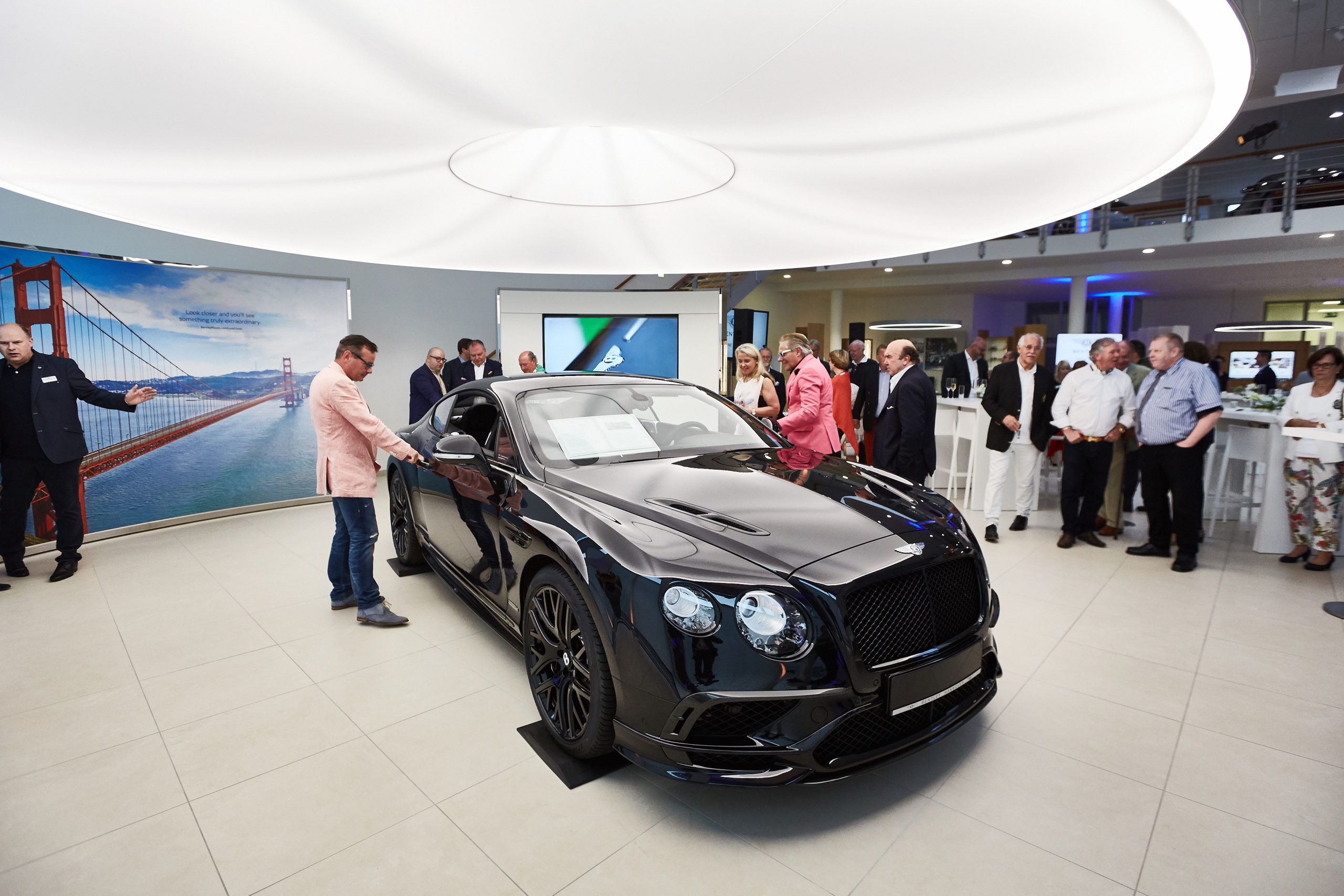 Schwarzer Rolls-Royce wird auf Event präsentiert