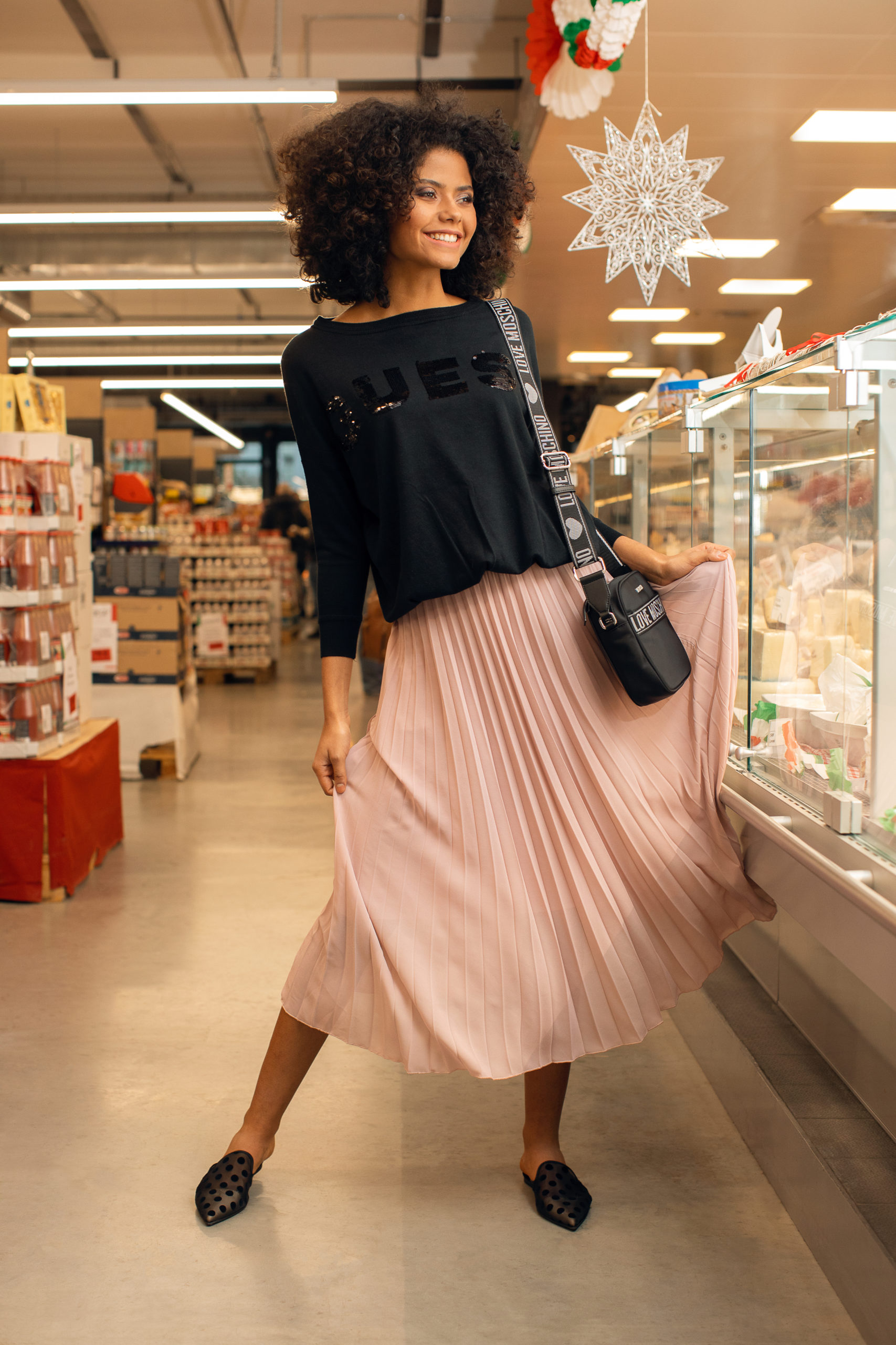 Modelfashionportrait im Supermarkt